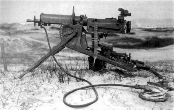 Một trong những loại vũ khí xứng danh " huỷ diệt hàng loạt" ra đời từ năm 1886 của thế kỷ trước chính là súng máy Maxim. Đây là khẩu súng máy định hình lại chiến tranh thời bấy giờ, buộc các chiến thuật bộ binh phải phát triển, không thể sử dụng các chiến thuật nước quân như trước đó được nữa. Nguồn ảnh: Britannica.