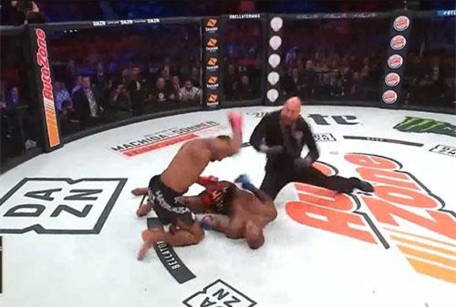 CLIP: Võ sĩ MMA bị đấm ‘lật mặt’ vì tội bày trò trêu ngươi đối thủ