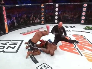 CLIP: Võ sĩ MMA bị đấm ‘lật mặt’ vì tội bày trò trêu ngươi đối thủ