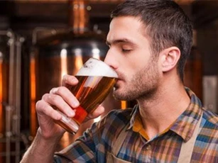 Uống bia đến nghiện, thanh niên không ngờ gặp chuyện kinh dị