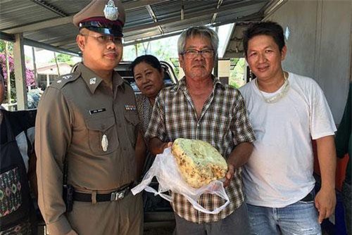 Vui tay ngồi nạo “khối lạ lùng”, người đàn ông tiếc ngẩn ngơ vì không biết đó là báu vật