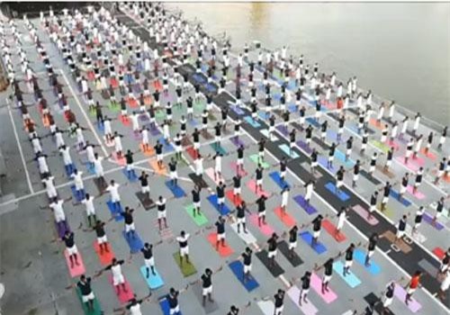 CLIP: Hàng trăm lính thủy Ấn Độ tập yoga trên boong tàu sân bay