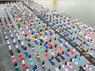 CLIP: Hàng trăm lính thủy Ấn Độ tập yoga trên boong tàu sân bay