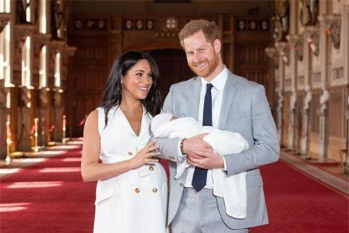 Vợ chồng Meghan Markle chính thức công bố kế hoạch làm lễ rửa tội cho con trai đầu lòng với những chi tiết gây tranh cãi