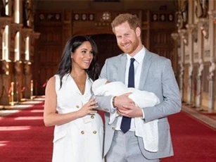 Vợ chồng Meghan Markle chính thức công bố kế hoạch làm lễ rửa tội cho con trai đầu lòng với những chi tiết gây tranh cãi