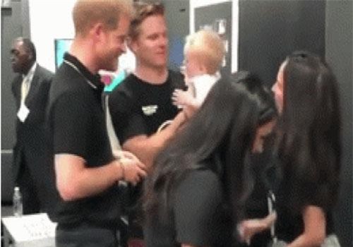 Dù đã làm mẹ nhưng khi có một em bé xuất hiện trong sự kiện, Meghan Markle lại có hành động "kém tinh tế", khiến người hâm mộ thất vọng