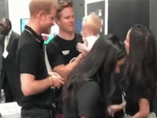 Dù đã làm mẹ nhưng khi có một em bé xuất hiện trong sự kiện, Meghan Markle lại có hành động "kém tinh tế", khiến người hâm mộ thất vọng