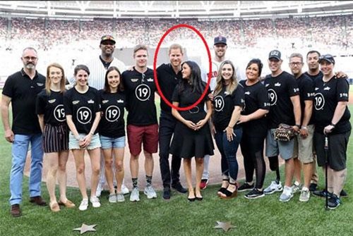 Khoảnh khắc Meghan Markle tạo dáng quá đà trước ống kính và đứng "nói chuyện một mình" tiếp tục trở thành đề tài hot trên mạng xã hội