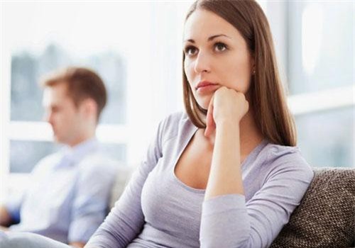 Đêm ấy tôi định bỏ trốn, thế nhưng khi phát hiện cô gái đang ngắm vuốt trong phòng tắm, tôi quyết tâm ở lại