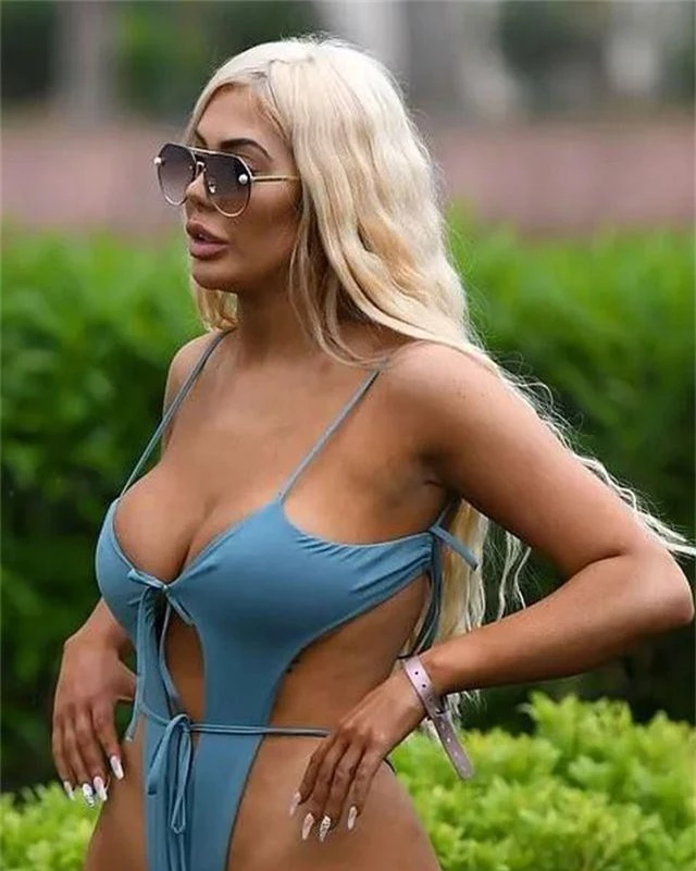 Chloe Ferry mặc áo lót ra phố - 7