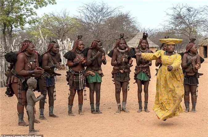 Hình ảnh độc đáo về bộ tộc sống cách biệt với thế giới: Không tắm bằng nước, phụ nữ ở trần, dùng đất sét để làm tóc và trang điểm - Ảnh 4.