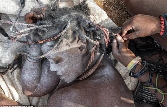Hình ảnh độc đáo về bộ tộc sống cách biệt với thế giới: Không tắm bằng nước, phụ nữ ở trần, dùng đất sét để làm tóc và trang điểm - Ảnh 6.