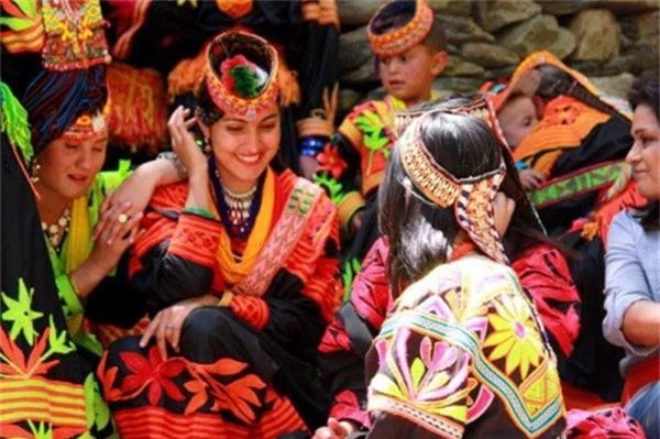 Thăm bộ tộc có phụ nữ đẹp và hạnh phúc nhất thế giới