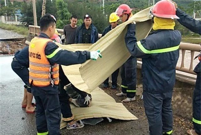 Hố tử thần bất ngờ xuất hiện nuốt chửng 5 người, 2 người tử vong - 4