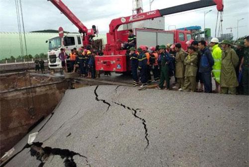 Thanh Hóa: "Hố tử thần" bất ngờ xuất hiện "nuốt chửng" 5 người, 2 người tử vong