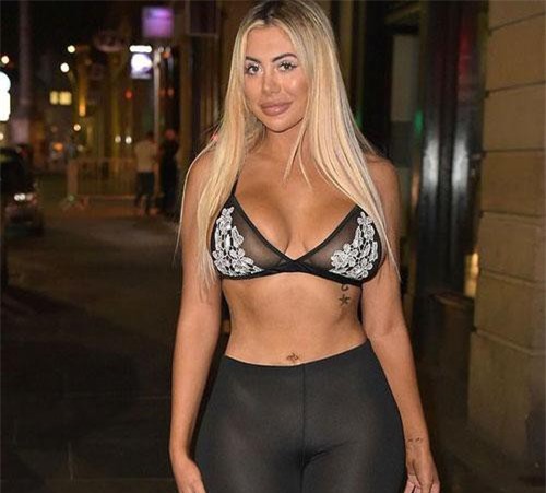 Chloe Ferry khoe vòng 1 nảy nở