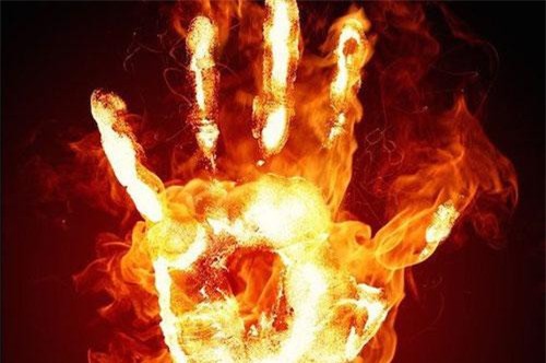Sự thật kinh dị về những bàn tay tự bốc cháy rùng rợn