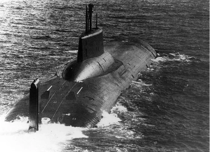 Theo tờ Rossiyskaya Gazeta, tàu ngầm hạt nhân Dmitry Donskoy của Hạm đội biển Bắc đã bắt đầu tiến ra Bạch Hải để tiến hành các thử nghiệm sau quá trình sửa chữa đại tu tại nhà máy. Nguồn ảnh: Wikipedia
