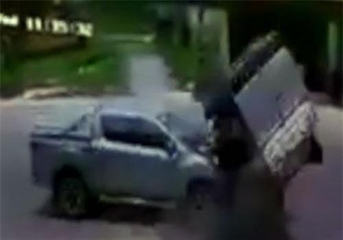 CLIP: Kinh hoàng xe tải nhỏ lộn vòng sau va chạm với xe bán tải