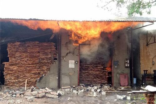 Nghệ An: Lò sấy gỗ cháy lớn sau trận mưa đêm