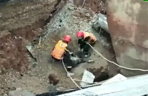 CLIP: Cận cảnh giải cứu nạn nhân thoát khỏi "hố tử thần"  ở Thanh Hóa