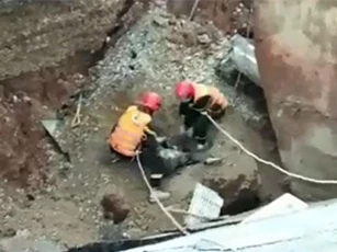 CLIP: Cận cảnh giải cứu nạn nhân thoát khỏi "hố tử thần"  ở Thanh Hóa