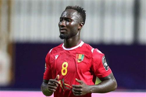 'Trẻ trâu' bao vây nhà sao Liverpool, người thân bị nghi dùng... tà thuật