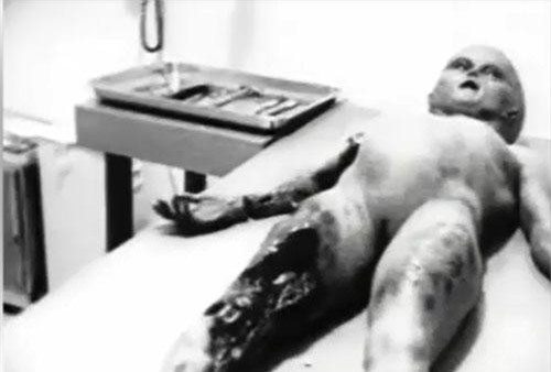 CLIP: Cận cảnh xác người ngoài hành tinh trong vụ rơi UFO ở Roswell, Mỹ