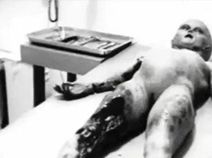 CLIP: Cận cảnh xác người ngoài hành tinh trong vụ rơi UFO ở Roswell, Mỹ