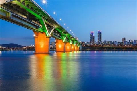 Quận Gangnam tọa lạc tại thành phố Seoul, phía Nam sông Hàn, cắt dọc trung tâm thủ đô Hàn Quốc. Đây là một trong những cây cầu nối liền Gangnam với khu dân cư phía Bắc sông Hàn, bao gồm cả trung tâm thành phố.