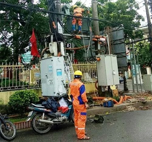 Công nhân điện lực Quảng Ninh xử lý sự cố do cơn bão số 2 gây ra sáng 4/7.