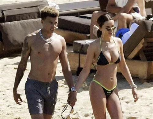 Cầu thủ bóng đá Dele Alli và bạn gái gợi cảm Ruby Mae nắm tay nhau đi dạo trên bãi biển ở Mykonos, Hi Lạp ngày 3/7 vừa qua Cầu thủ bóng đá Dele Alli và bạn gái gợi cảm Ruby Mae nắm tay nhau đi dạo trên bãi biển ở Mykonos, Hi Lạp ngày 3/7 vừa qua
