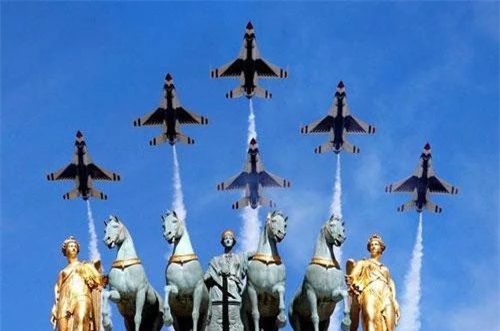 Các máy bay Thunderbird của Không quân Mỹ tham gia lễ duyệt binh kỷ niệm Quốc khánh Pháp tại thủ đô Paris ngày 14/7/2017.