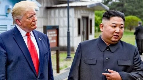 Tổng thống Trump gặp nhà lãnh đạo Kim Jong-un tại Khu phi quân sự (Ảnh: AFP)