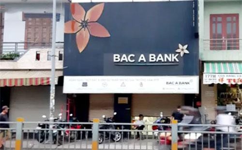 Truy tìm nam thanh niên nghi dùng súng cướp ngân hàng ở TP.HCM