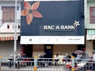 Truy tìm nam thanh niên nghi dùng súng cướp ngân hàng ở TP.HCM