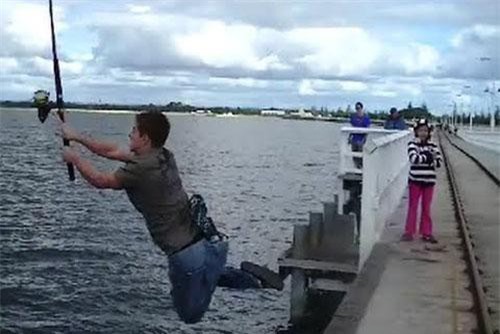 CLIP: ‘Chết cười’ với tai nạn của các cần thủ khi câu cá