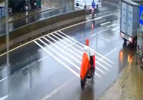 Clip: Chạy sát xe tải đang lùi, người điều khiển xe đạp điện suýt gặp nguy hiểm