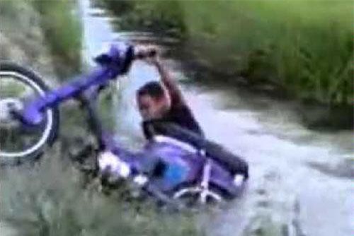 CLIP: Nam thanh niên ngã ‘lộn cổ’ xuống mương vì đua xe trên đường ruộng