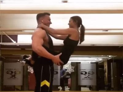 CLIP: 'Phát sốt' với cặp đôi trong phòng gym có body 'vạn người mê' 