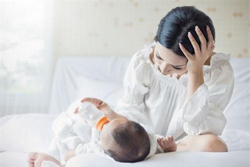 Xa nhà đúng lúc vợ sinh con, đêm đầu tiên trở về tôi hoảng loạn ngay giây phút chạm vào cánh tay cô ấy