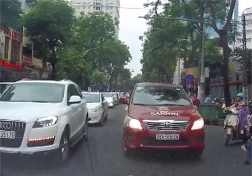 Clip: Bài học cho tài xế lái xe kiểu "khôn lỏi"