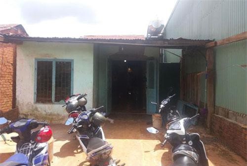 Đắk Nông: Thấy vợ dùng điện thoại, chồng dùng xăng, axit dọa giết