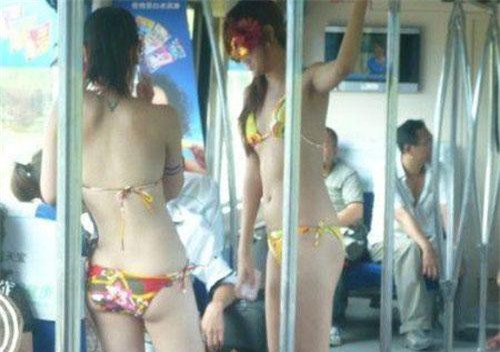  Chị em người Trung Quốc mặc nguyên đồ lót, áo tắm lên xe bus