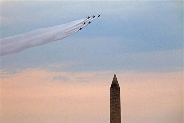 Chim ăn thịt F-22, oanh tạc cơ B-2 tung cánh trong ngày Quốc khánh Mỹ - Ảnh 1.