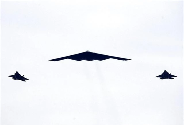 Chim ăn thịt F-22, oanh tạc cơ B-2 tung cánh trong ngày Quốc khánh Mỹ - Ảnh 13.