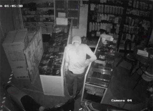 Quảng Nam: “Siêu đạo chích” dỡ mái tôn cuỗm hàng chục điện thoại bị tóm