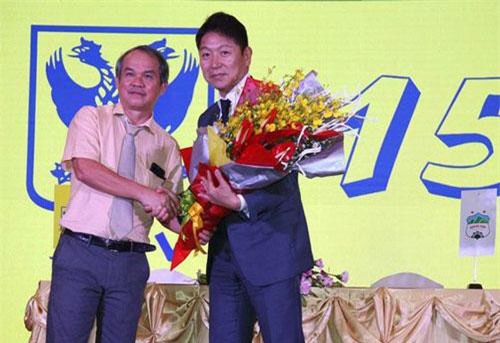 Bầu Đức: “Tiên phong đưa cầu thủ ra nước ngoài, HA Gia Lai sẵn sàng chịu gạch đá”