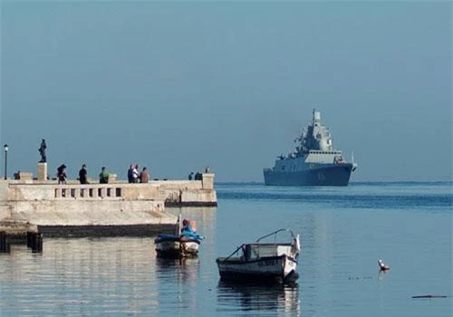 RT cho biết tàu hộ vệ Đô đốc Gorshkov rời cảng Severomorsk, Nga vào tháng 2, trong chuyến công tác kéo dài đến Trung Quốc, Djibouti và Sri Lanka trước khi cập cảng Havana, Cuba vào ngày 24/6. Ảnh: Reuters.
