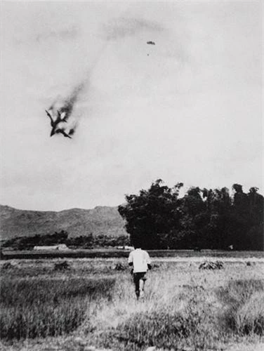 Tổng cộng Không quân Mỹ từng tơi gần 10.000 máy bay, trực thăng và máy bay không người lái trên chiến trường Việt Nam - tổn thất chỉ kém sau Chiến tranh Thế giới thứ hai và cao hơn mọi cuộc chiến khác mà Mỹ từng tham gia. Nguồn ảnh: TL.
